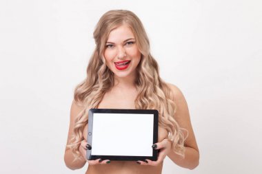 Elinde tablet olan kadın.