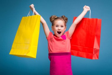 sevimli küçük kız ile kağıt torbalar