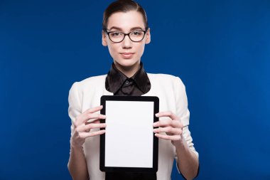 Tablet ellerde ile kız