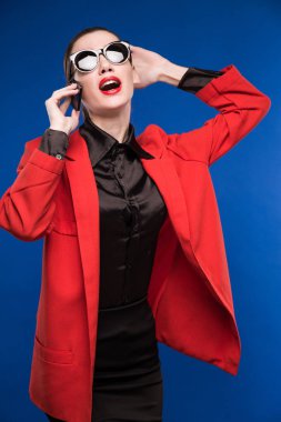 Kız telefonda konuşuyor. 