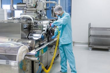 bilim adamı Makine Fabrikası'nda yakın duruyor