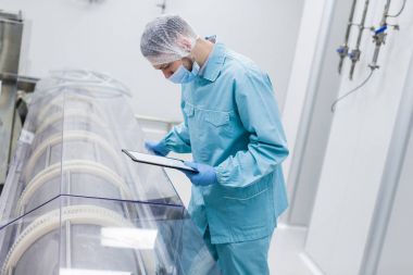 metal tank tarafından tablet olan bilim adamı