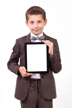 Okullu çocuk tablet ile takım elbiseli