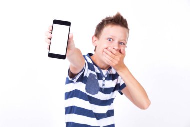 telefon ile mutlu okul çocuğu
