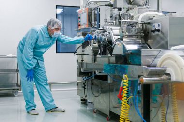 bilim adamı Makine Fabrikası'nda yakın duruyor
