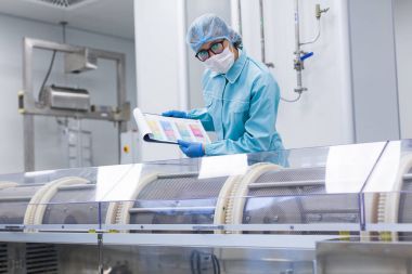 endüstriyel makine yakınındaki Facroty işçi