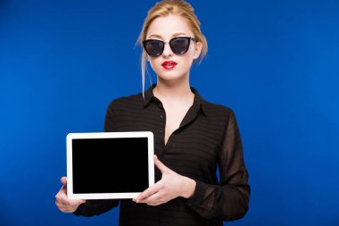 Tablet ellerde ile kız