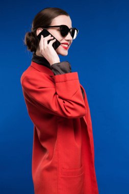 Kız telefonda konuşuyor. 