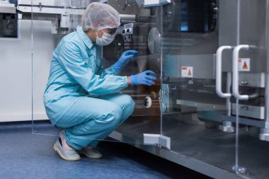 bilim adamı tarafından makine milleri ile 