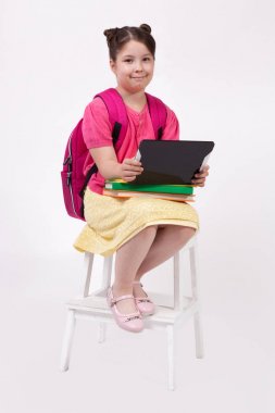 sırt çantası ve tablet ile kız öğrenci