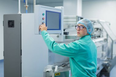 endüstriyel makine yakınındaki Facroty işçi