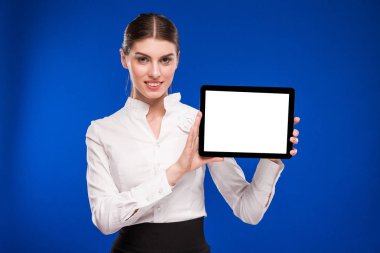 tablet ellerde ile genç kız