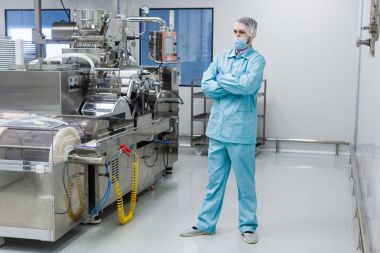 bitki laboratuvarda çalışan bilim adamı