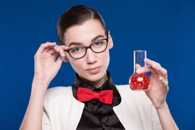 test tüpü içinde el ile kız