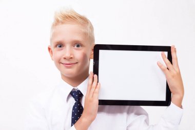 Okullu çocuk tablet ile takım elbiseli