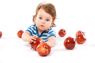 elma ile gülümseyen bebek çocuk