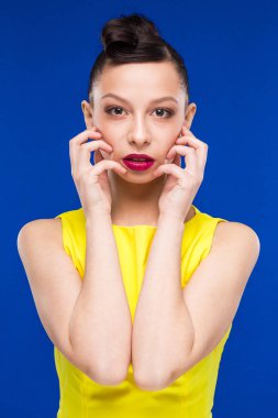 pembe dudaklar esmer kız