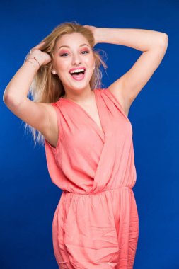 Gül makyaj ile genç kız