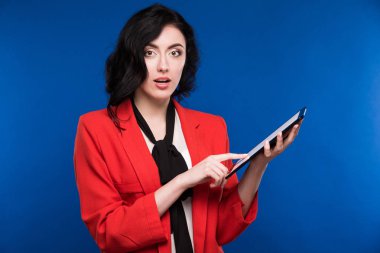 Tablet ellerde ile kız