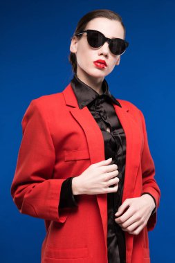 Kız kırmızı ceket ve güneş gözlüğü