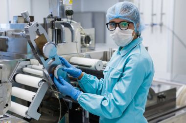 bilim adamı tarafından makine milleri ile 