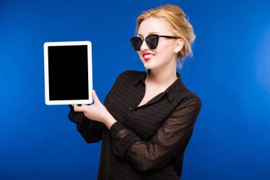 Tablet ellerde ile kız