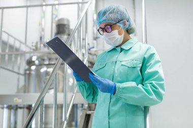 bilim adamı tarafından makine Fabrikası'nda tablet ile