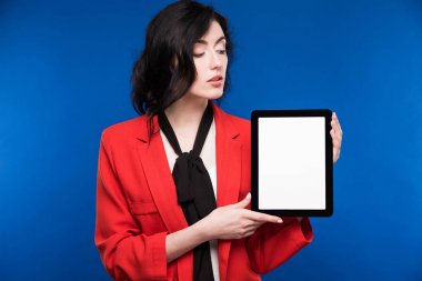 Tablet ellerde ile kız