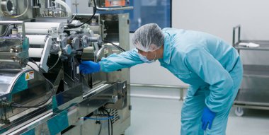 bilim adamı Makine Fabrikası'nda yakın duruyor