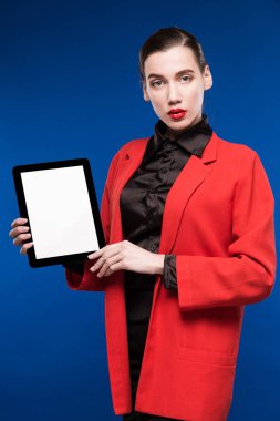 Tablet ellerde ile kız