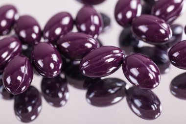 Yansıtılmış yüzeyi mor kapsül