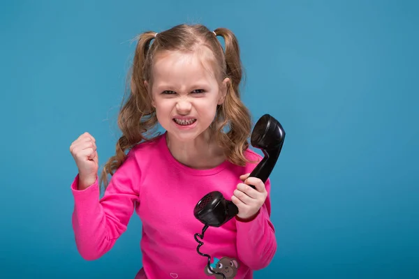 Κοριτσάκι με ακουστικό τηλεφώνου — Φωτογραφία Αρχείου