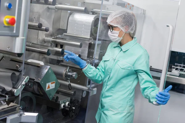 Scientist standing near tank in factory — Stock Photo, Image
