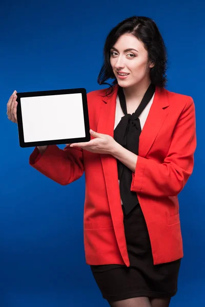 Chica con la tableta en las manos — Foto de Stock