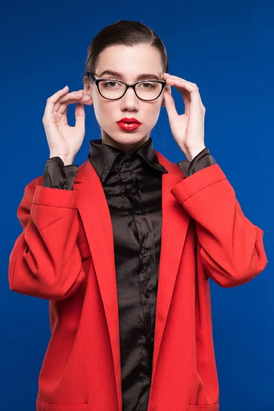 Chica en chaqueta roja y gafas — Foto de Stock