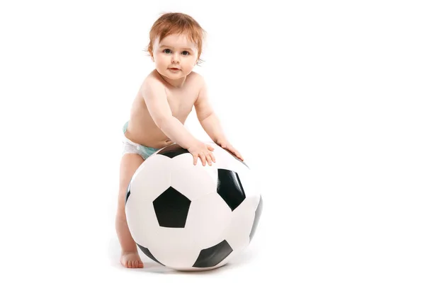 Ребенок с большим футбольным мячом — стоковое фото