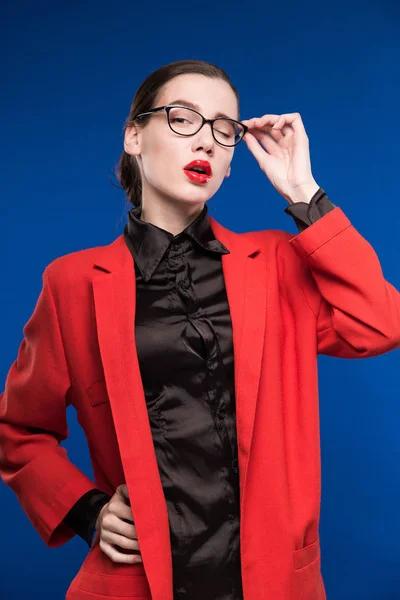 Chica en chaqueta roja y gafas — Foto de Stock