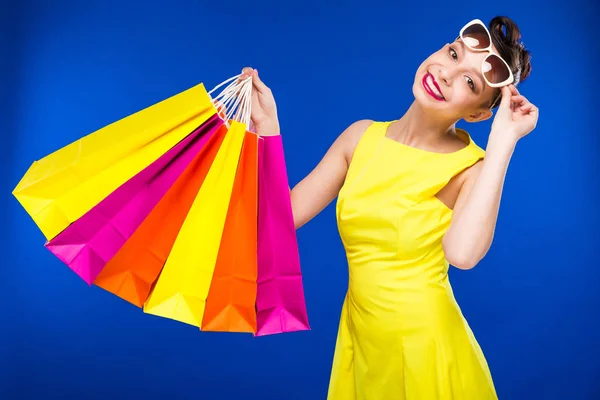 Chica morena con bolsas de compras — Foto de Stock