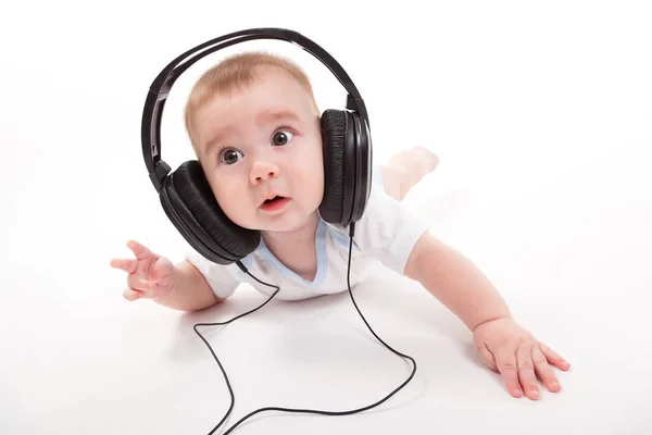 Lindo bebé niño en auriculares — Foto de Stock