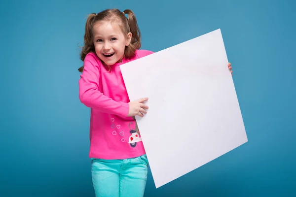Μικρό κορίτσι μελαχρινή με άδειο αφίσα — Φωτογραφία Αρχείου
