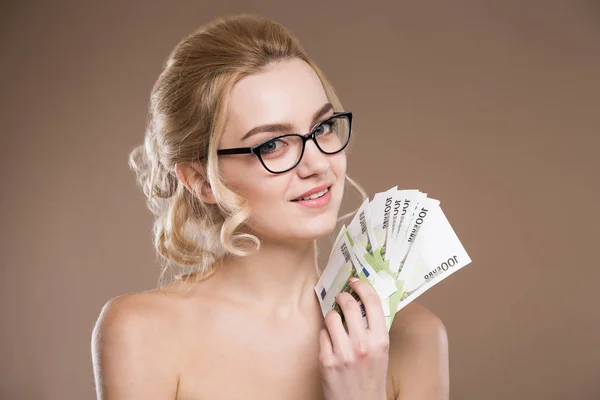 Mooie blonde met geld — Stockfoto