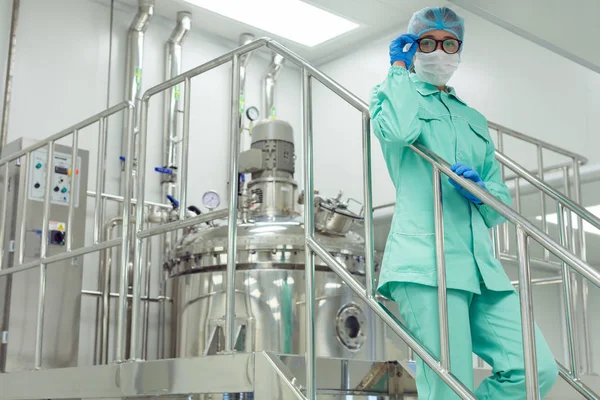 Científico que trabaja en laboratorio de planta — Foto de Stock