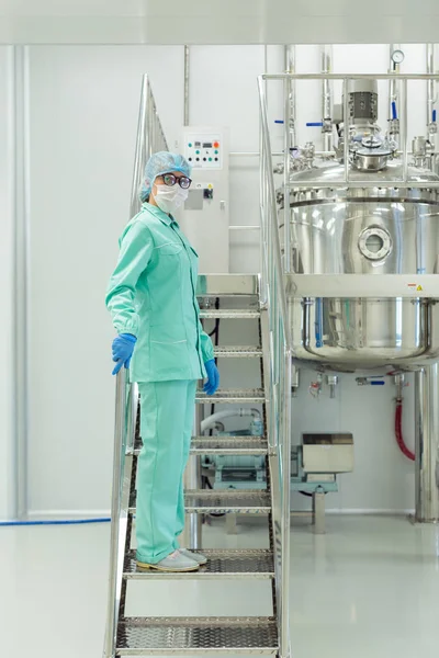 Cientista que trabalha em laboratório de plantas — Fotografia de Stock