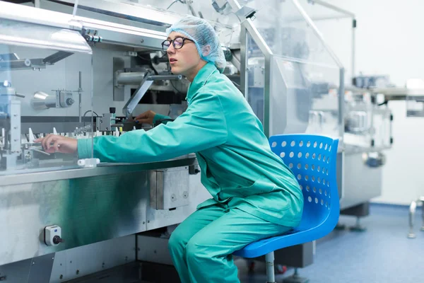 Scienziato è in piedi vicino alla macchina in fabbrica — Foto Stock