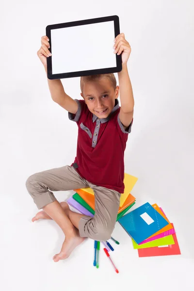 Niño con libros y tableta — Foto de Stock