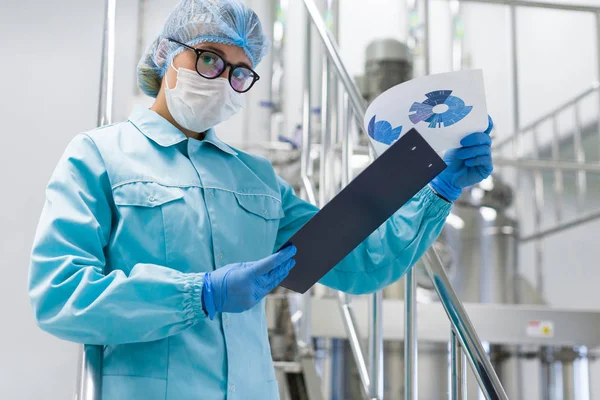 Scienziato con tablet da macchina in fabbrica — Foto Stock