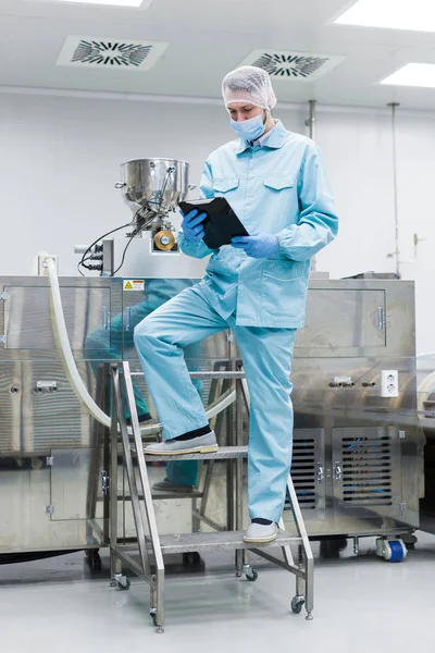 Cientista com tablet por tanque de metal — Fotografia de Stock