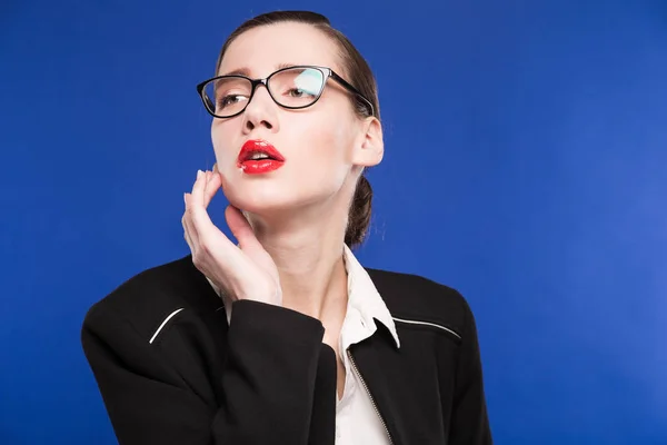 Chica en chaqueta negra y gafas — Foto de Stock