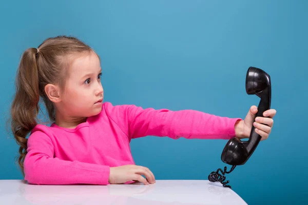 Petite fille avec affiche vide et téléphone — Photo