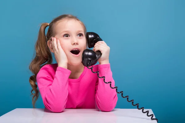 Holčička s prázdnou plakát a telefon — Stock fotografie